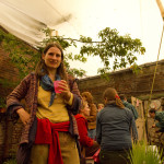 Die Gäste suchen Schutz unter der Plane, Sommerfest 2010