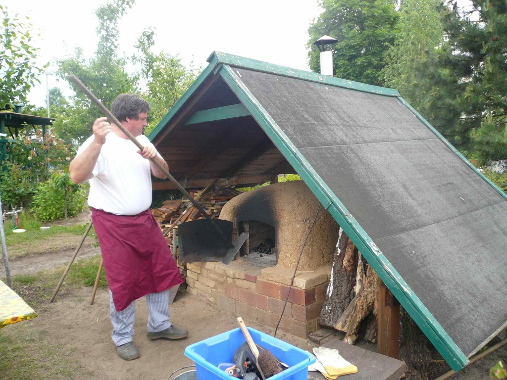 Im Lehmofen wird fleißig Pizza gebacken